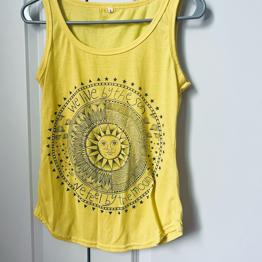 Small yellow tank top.